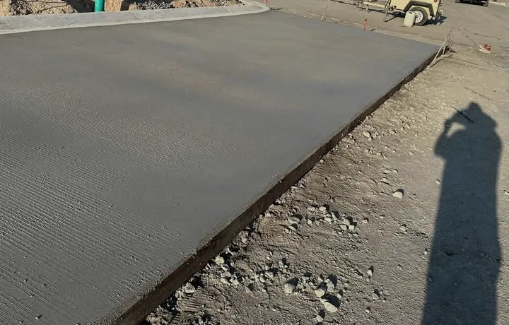 Losa de concreto gris terminada con textura uniforme