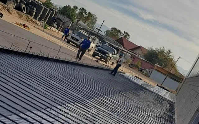 Cuadrilla de RMZ trabajando sobre una losa con geomembrana y malla